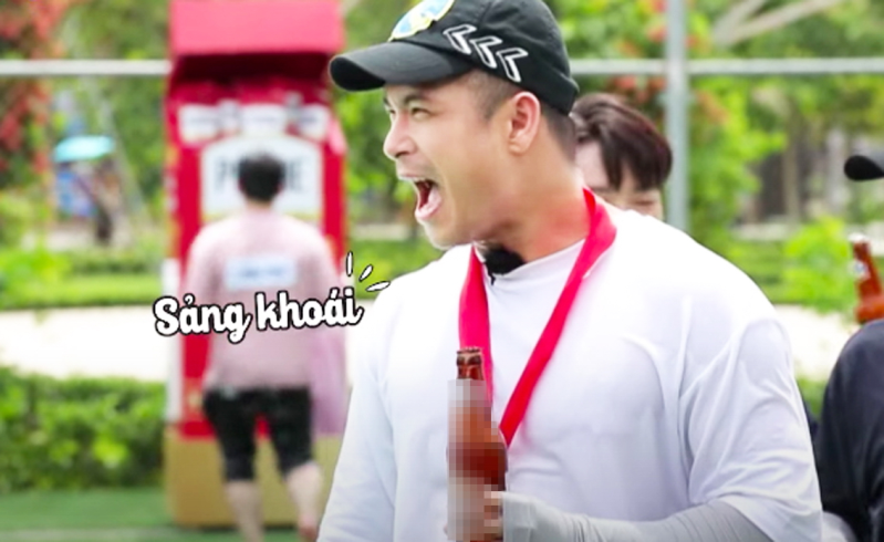 Ca sĩ Trương Thế Vinh uống bia sau khi hoàn thành thử thách