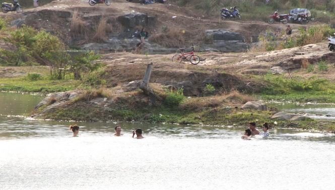 Dựng rào hồ Đá tử thần cho sinh viên khỏi chết đuối 