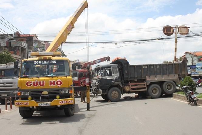 Dùng xà beng cạy cửa giải cứu tài xế đâm gục trụ điện