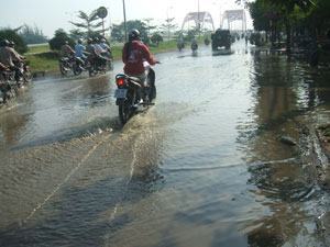 Đường biến thành sông