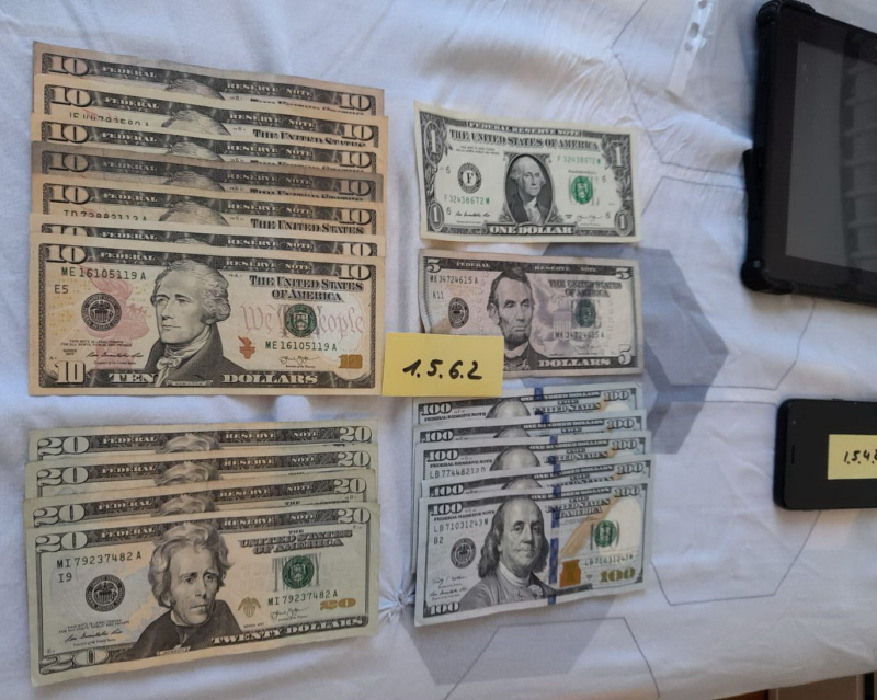 Một số tiền tang vật trong vụ việc /// Ảnh chụp màn hình The Financial