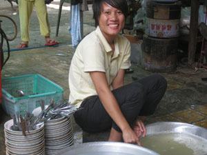 Đường đến trường nặng gánh mưu sinh: Bài 4: Hằng “lột hành tỏi”