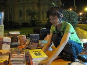 Đường đến trường nặng gánh mưu sinh: Bài cuối: Cô chủ “cửa hàng sách” vỉa hè…