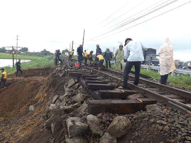 Đường sắt Bắc Nam, đoạn qua TP.Tuy Hòa (Phú Yên) bị tê liệt /// Ảnh: Đức Huy