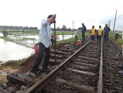 Đường sắt Bắc Nam tê liệt vì sạt lở - ảnh 1
