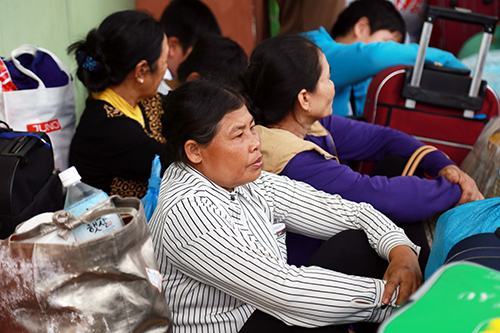 Hành khách vật vờ chờ tàu