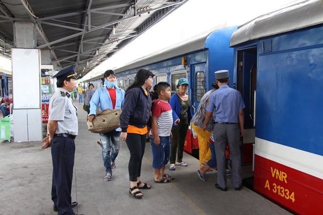 Đường sắt bổ sung hàng ngàn vé Tết, chữa cháy nhiều chặng miền Trung