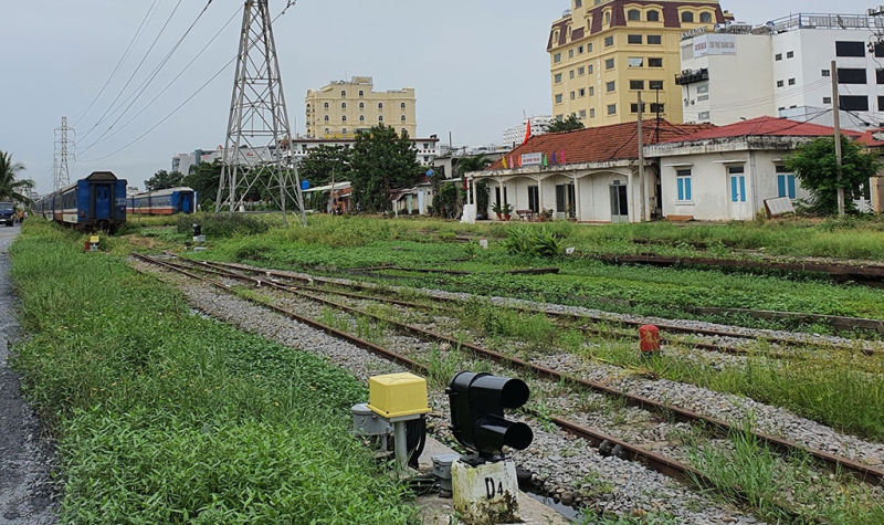 Đường sắt Sài Gòn mòn mỏi chờ nhà ga