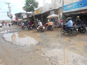 Đường xuống cấp, dân khổ