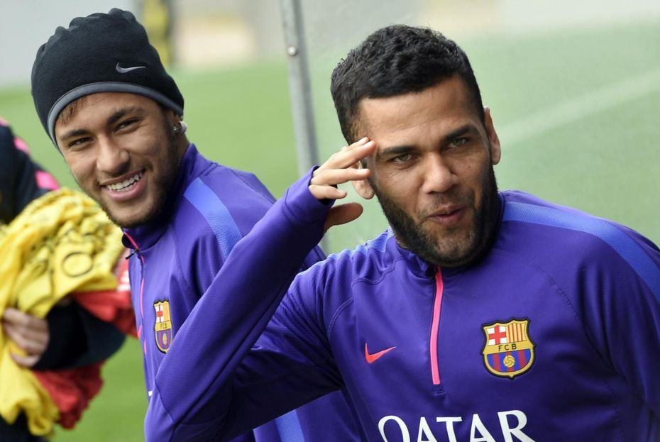 Dứt tình Barca, Alves “làm giá” với M.U, Liverpool