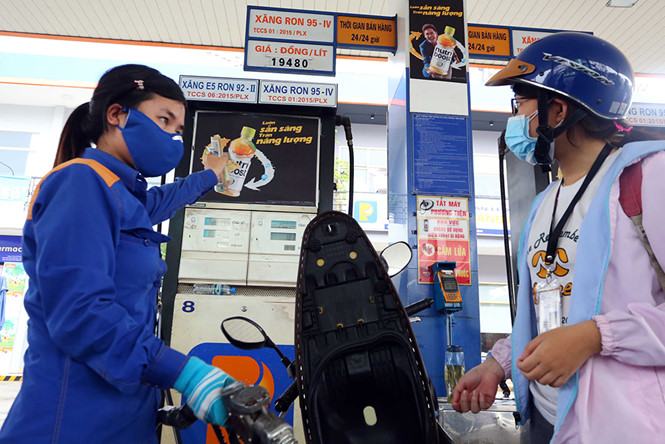 Cửa hàng Petrolimex (Q.Phú Nhuận, TP.HCM) bán xăng E5 thay thế RON A92 vào sáng 15.12  /// Ảnh: Ngọc Dương