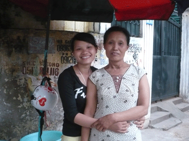 Em gái bán gạo trả lại ví tiền nhặt được