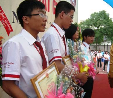 “Em sẽ đi gia sư kiếm tiền trang trải việc học”