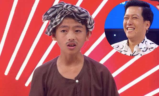 Phi Long chính thức nhận giải thưởng 40 triệu đồng và bước vào đêm Gala khi liên tục khiến hai danh hài bật cười /// Ảnh: BTC