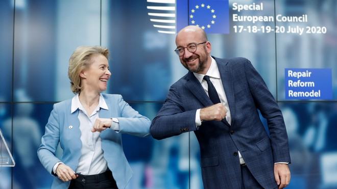 Chủ tịch Ủy ban châu Âu Ursula von der Leyen và Chủ tịch Hội đồng châu Âu Charles Michel chạm cùi chỏ chúc mừng sau khi EU đạt đồng thuận về gói cứu trợ /// AFP
