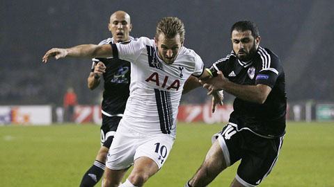 Harry Kane (áo trắng) ghi bàn duy nhất giúp Tottenham giành vé vào vòng 1/16