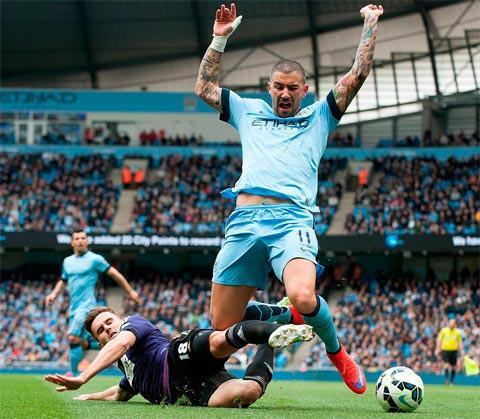 Tuổi tác cao và thi đấu dồn dập khiến các cầu thủ Man City (trên) dễ gục ngã