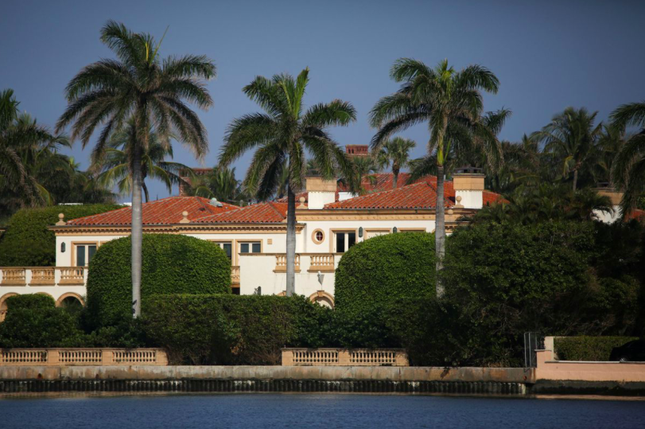 FBI lục soát biệt thự, phá két sắt của cựu Tổng thống Trump ảnh 1