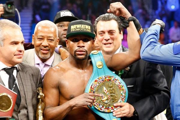 Floyd Mayweather bị tước đai vô địch ở trận quyền anh thế kỷ
