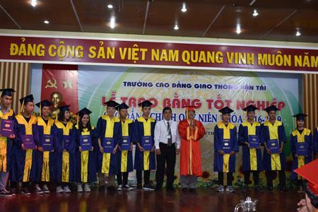 571 sinh viên Trường CĐ Giao thông Vận tải TP.HCM nhận bằng tốt nghiệp