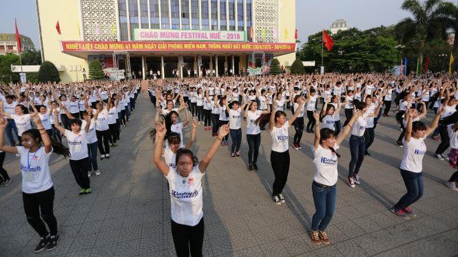 Gần 1.000 bạn trẻ nhảy flashmob chào mừng Festival Huế 2016 