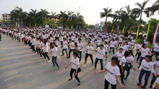 Gần 1.000 bạn trẻ nhảy flashmob chào mừng Festival Huế 2016 