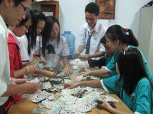 Gần 14 triệu đồng ủng hộ học sinh vùng lũ lụt