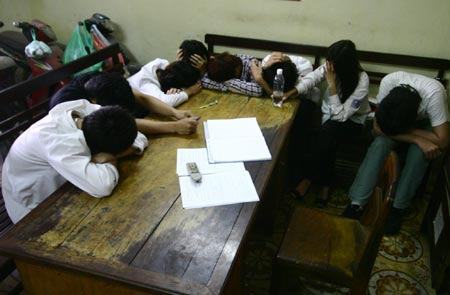 Gần 20 học sinh mặc đồng phục lắc trong quán