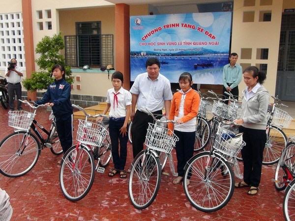 Gần 300 suất quà đến với trẻ em vùng lũ Quảng Ngãi