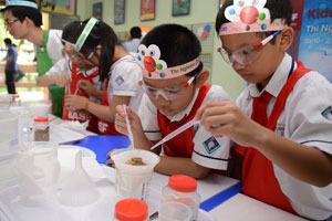 Gần 500 học sinh tham gia thí nghiệm hóa học