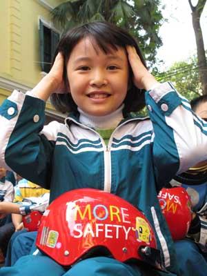 Gần 55.000 mũ bảo hiểm tặng học sinh tiểu học