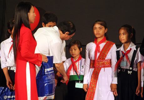 Gần 58 tỷ đồng ủng hộ trẻ em nghèo