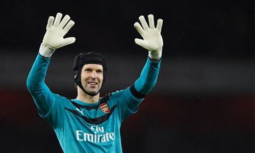 Găng tay mới của Petr Cech bị gửi nhầm tới Chelsea