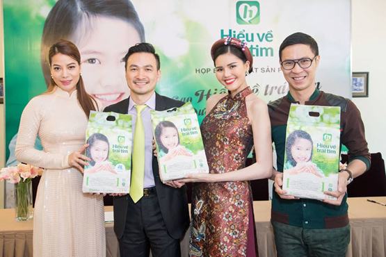 Chi Bảo, Trương Ngọc Ánh đi bán gạo giúp trẻ em nghèo đến trường