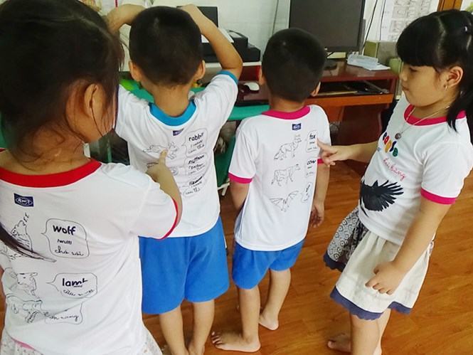 Gặp thầy giáo sáng tạo áo kiến thức