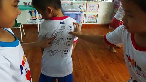 Gặp thầy giáo sáng tạo áo kiến thức - ảnh 1