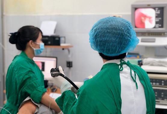 Gắp khối thức ăn lớn trong thực quản bệnh nhân