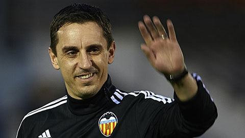 Gary Neville được “bảo kê” đến hết mùa