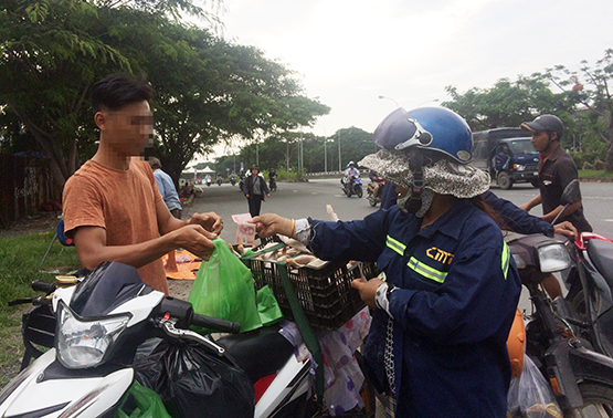 Gà siêu rẻ xuống phố