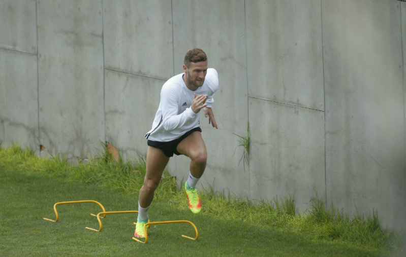 Gạt đồn đoán, Mustafi trở lại luyện tập cùng Valencia