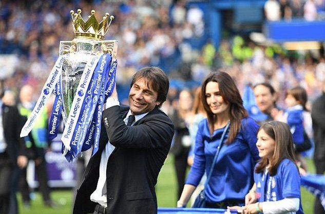 Gạt lùm xùm, Conte ký hợp đồng mới với Chelsea