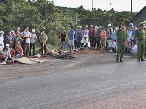 Gây tai nạn chết người, ô tô lao xuống mương nước