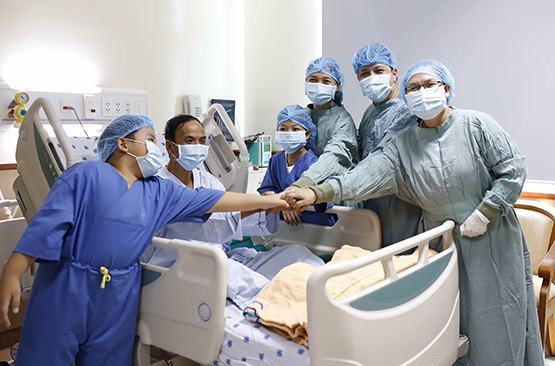 Ghép gan thành công từ người cho sống