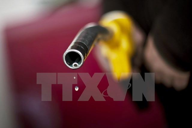 Giá dầu thế giới lao dốc do lo ngại về nguồn cung dư thừa