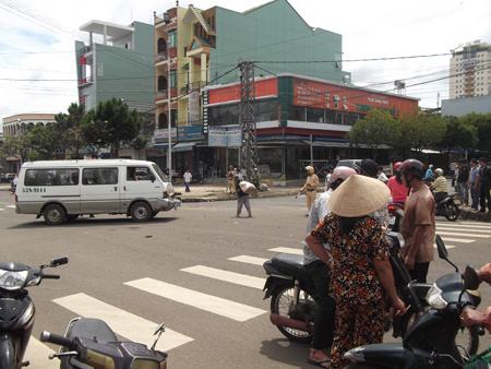 Gia Lai: Ô tô con bị xe khách tông, văng xa 20m trên phố