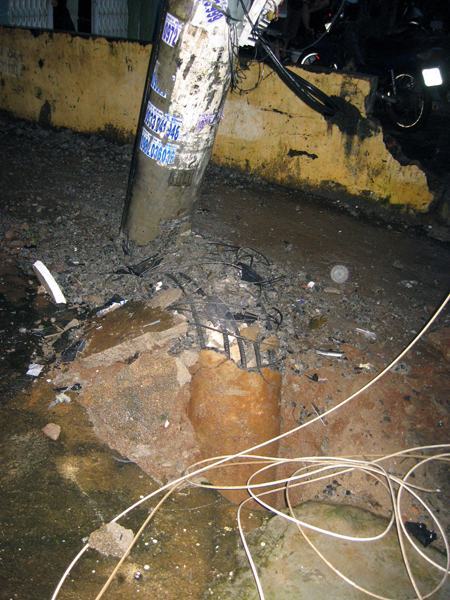 Gia Lai: Say xỉn, tài xế lái xe đời mới đâm gãy cột điện