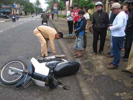 Gia Lai” Sống sót thần kì sau khi bị xe tải kéo lê hơn 300m