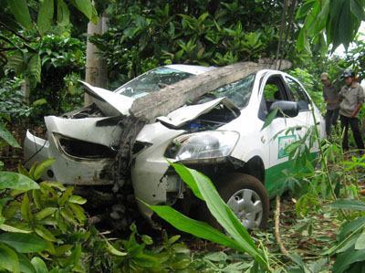 Gia Lai: Taxi “lôi” cột điện đi gần chục mét