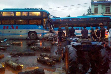 Gia Lai Xe khách tông gãy đôi xe công nông, hành khách hú vía