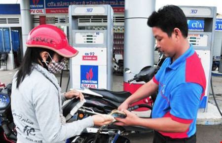 Giá xăng tăng 680 đồng/lít từ 15 giờ hôm nay